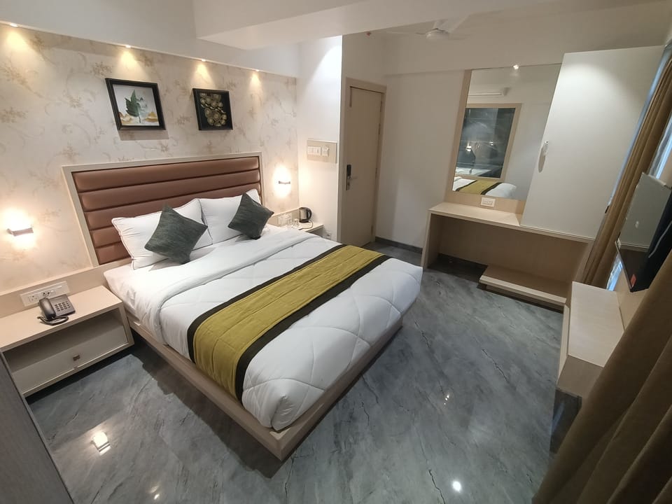 Premium Room | Hypo-allergenic bedding, down comforters, Select Comfort beds