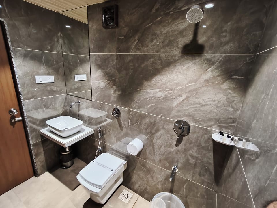 Luxury Double Room | Bathroom | Towels, soap, shampoo, toilet paper