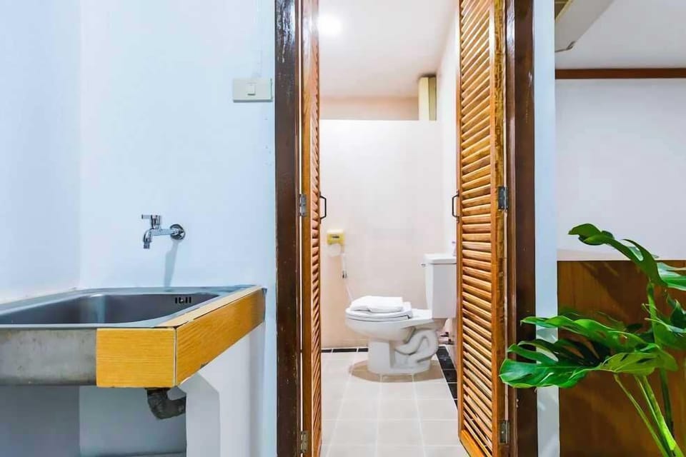 Superior Twin Room | Bathroom | Shower, free toiletries, hair dryer, bathrobes