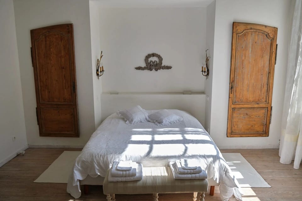 Orchid | Iron/ironing board, free WiFi, bed sheets