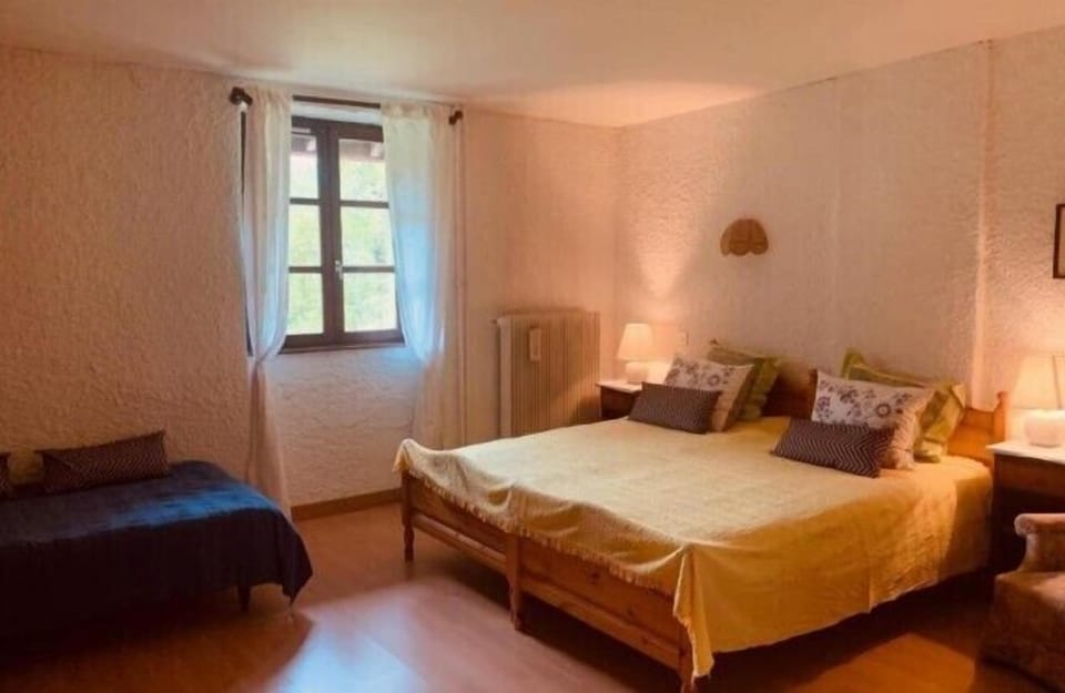 Room, Mountain View | Iron/ironing board, free WiFi