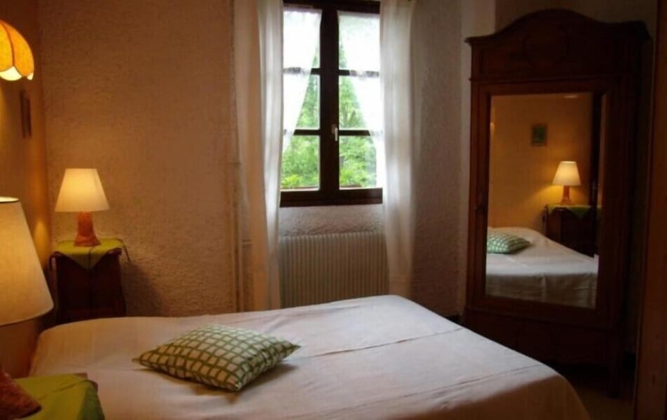 Deluxe Apartment, Mountain View | Iron/ironing board, free WiFi