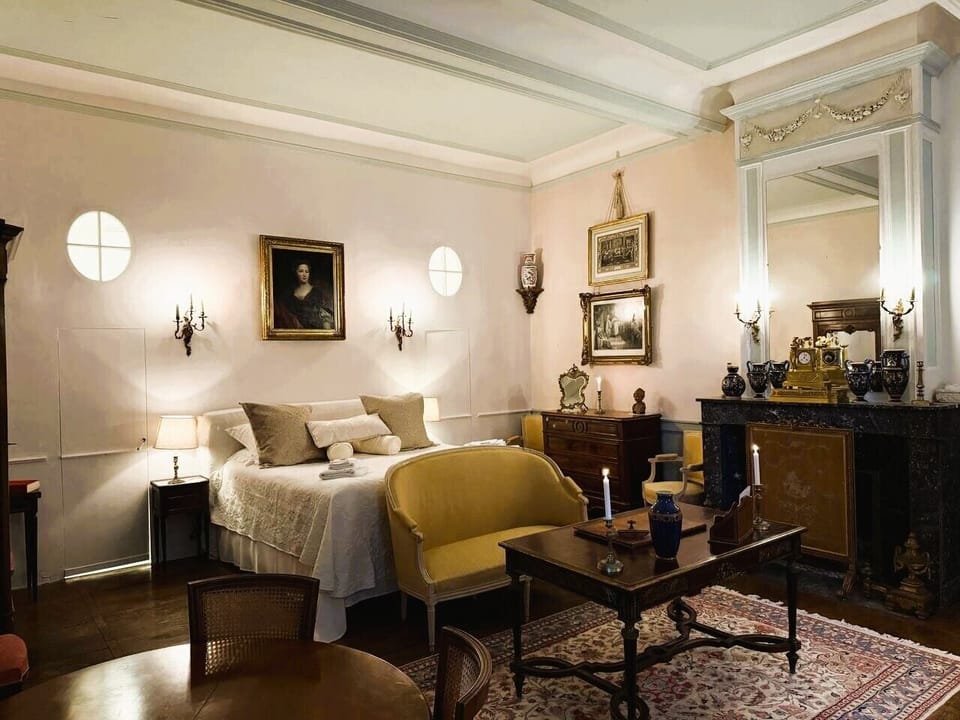 Suite luxe Grand Bordeaux avec accès privilégié | Pillowtop beds, bed sheets