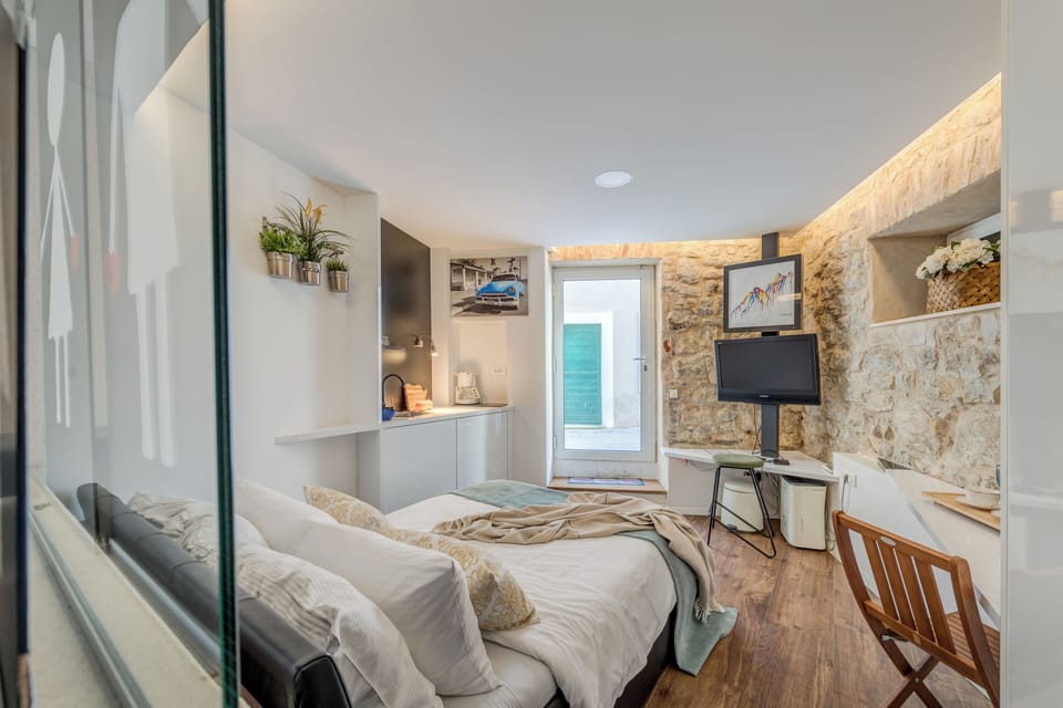 Deluxe Double Room | Desk, soundproofing, iron/ironing board, free WiFi