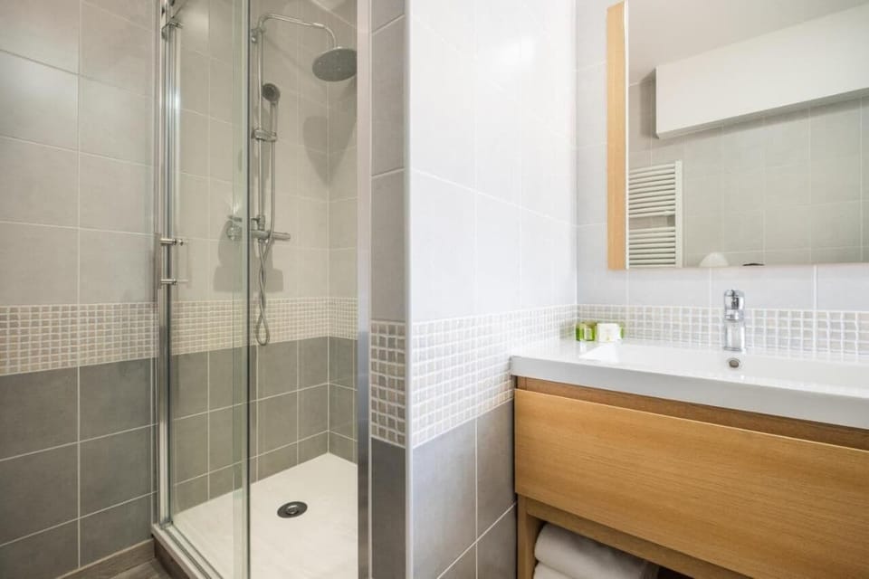 Junior Double or Twin Room | Bathroom | Hair dryer, towels, soap, shampoo