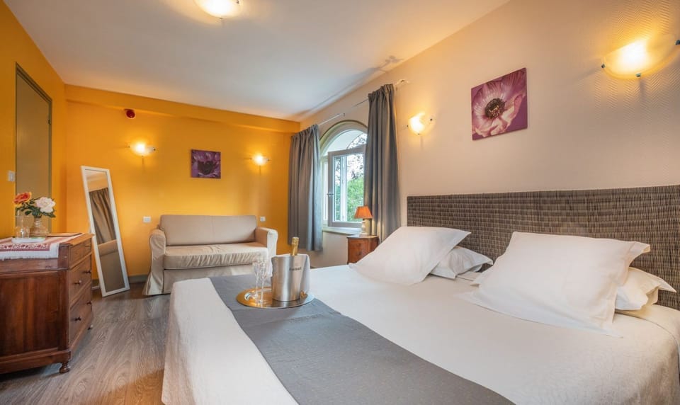 Junior Double or Twin Room | In-room safe, laptop workspace, free WiFi