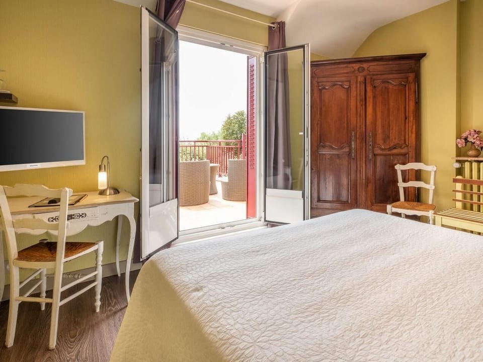 Classic Double Room, River View | In-room safe, laptop workspace, free WiFi