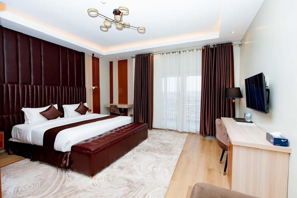 Minibar, in-room safe, WiFi (free)