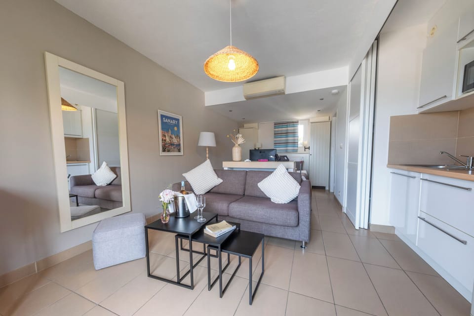 Studio | Living area | Flat-screen TV