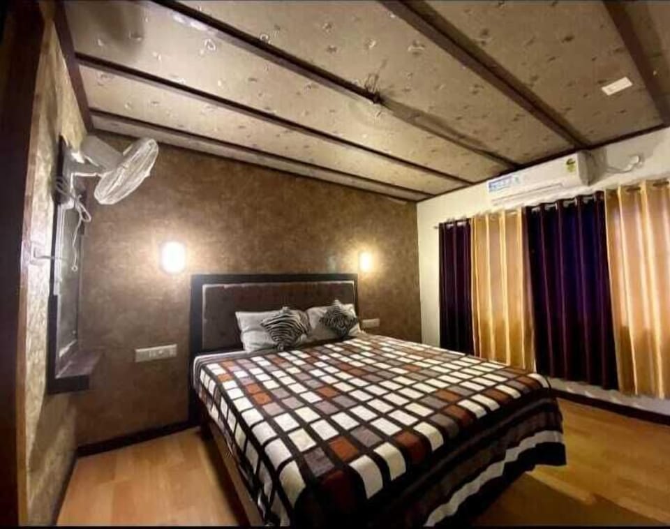 Deluxe Double Room, Lake View | Free WiFi