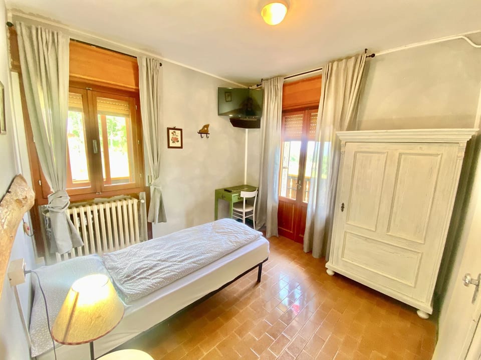 Single Room, Balcony | Bathroom | Combined shower/tub, hair dryer, towels, soap
