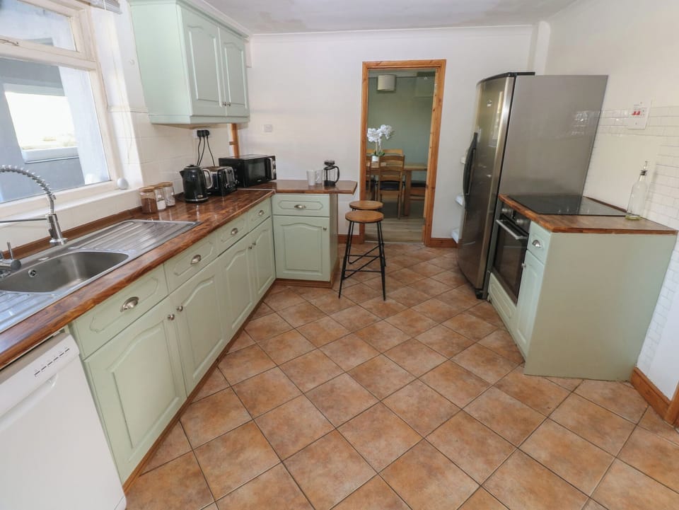 Dishwasher, cookware/dishes/utensils
