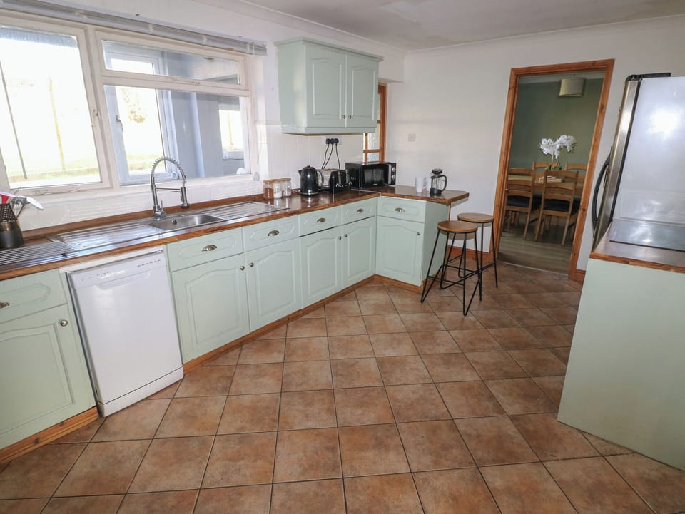 Dishwasher, cookware/dishes/utensils
