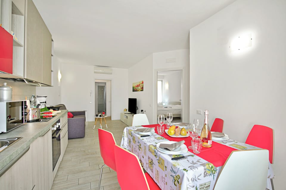 Standard Apartment, 2 Bedrooms, Microwave (Appartamento Dei Tigli with A/C) | Dining