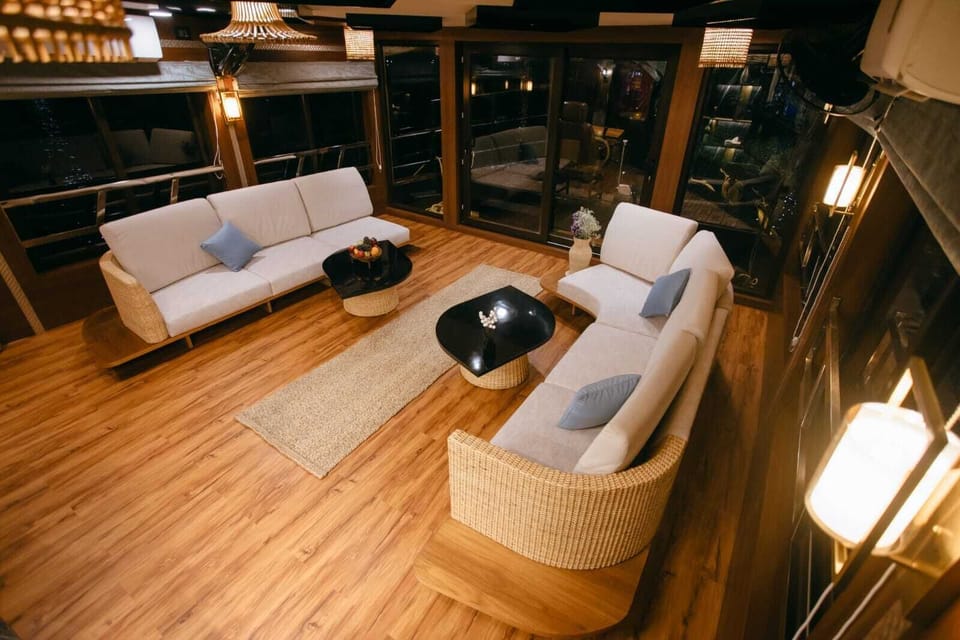 Luxury Double Room, Lake View | Living area