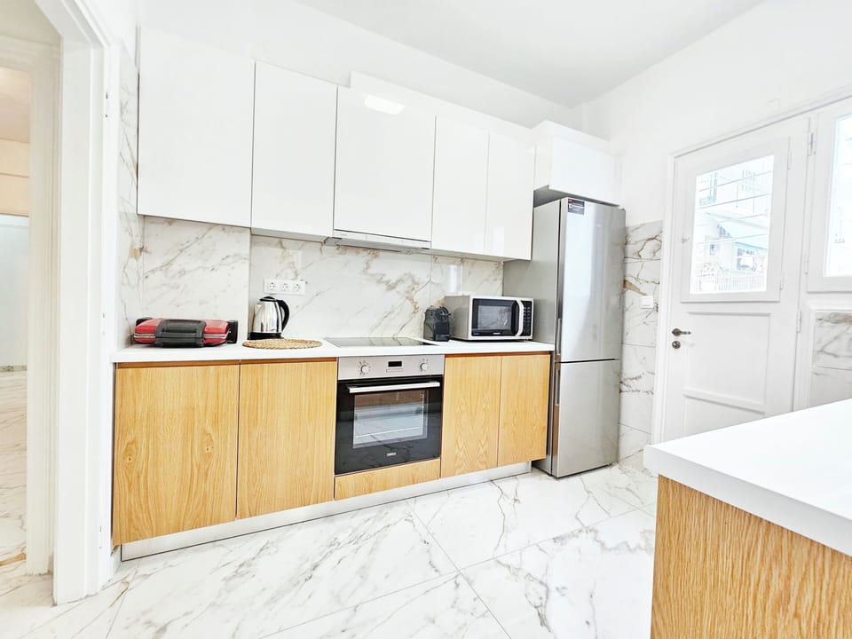 Deluxe Apartment, City View | Private kitchen | Espresso maker, coffee/tea maker, electric kettle