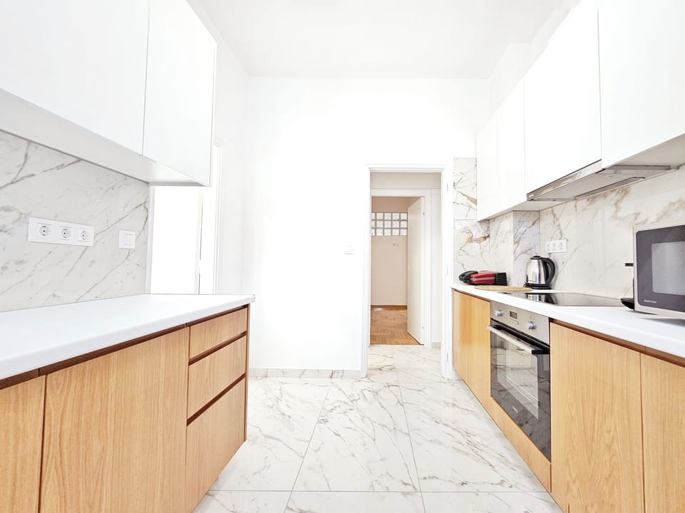 Deluxe Apartment, City View | Private kitchen | Espresso maker, coffee/tea maker, electric kettle