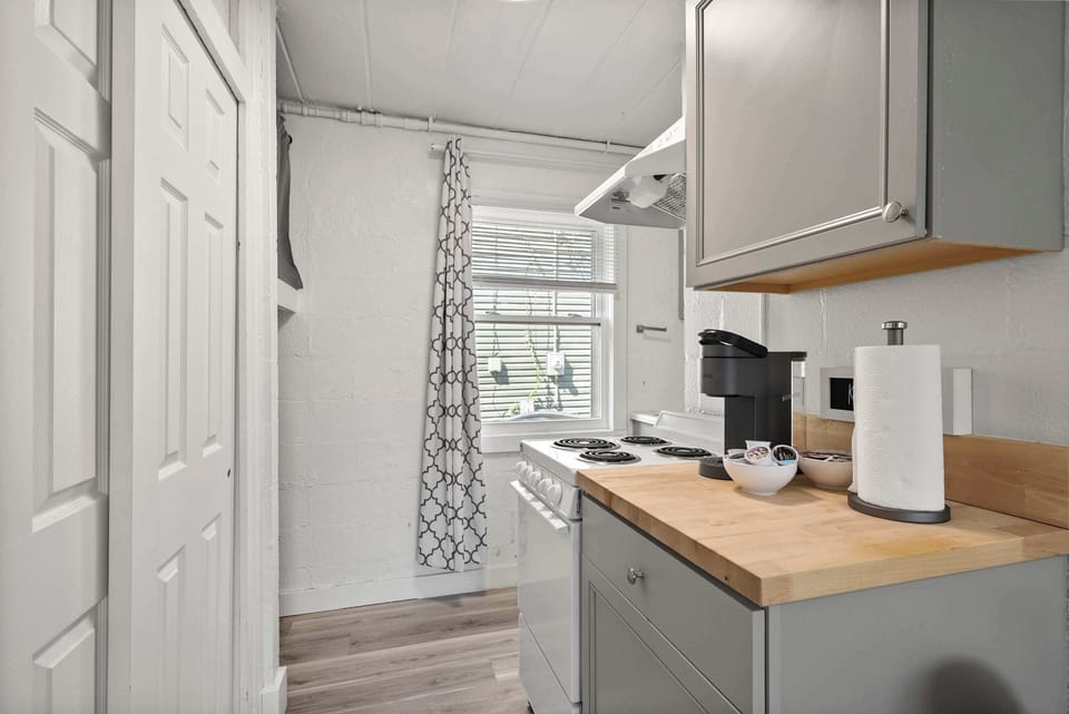 Studio, 1 Queen Bed, Patio, Garden View (Chic City Retreat 93F) | Private kitchen | Mini-fridge, microwave, oven, stovetop