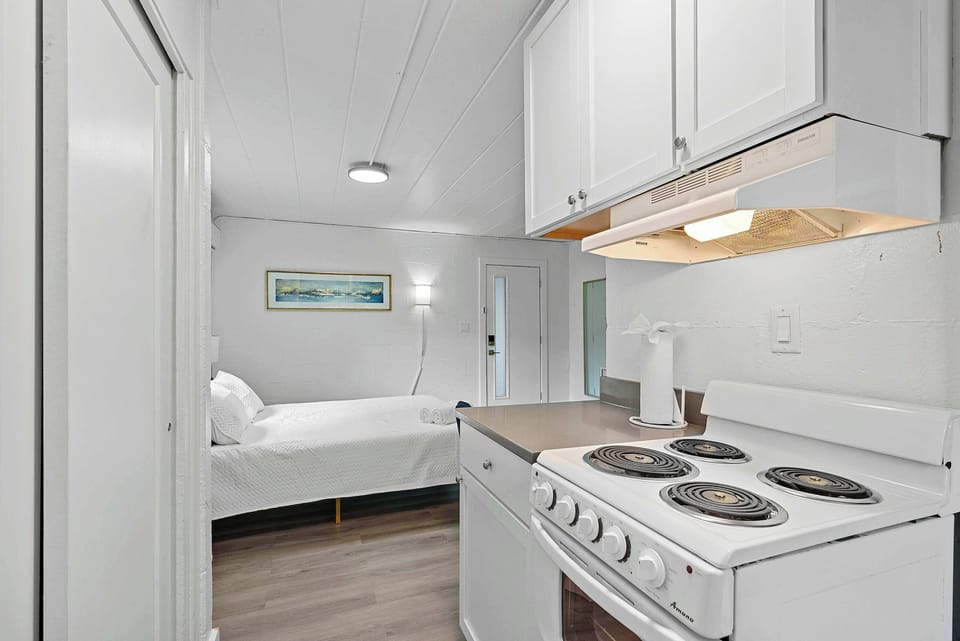 Studio, 1 Queen Bed, Patio, Garden View (Chic City Retreat 93G) | Interior