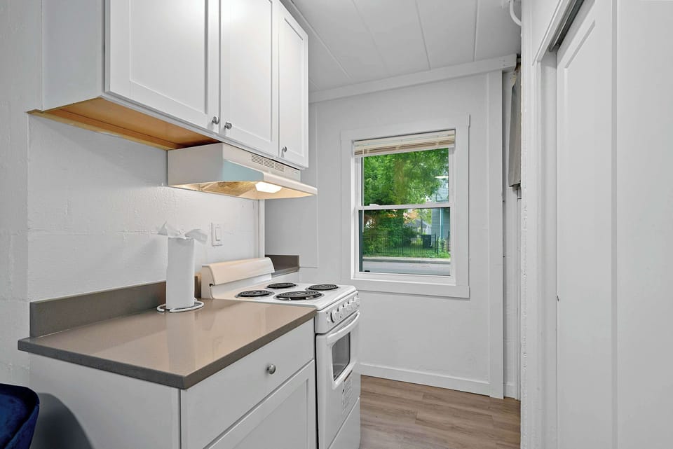 Studio, 1 Queen Bed, Patio, Garden View (Chic City Retreat 93G) | Private kitchen | Fridge, microwave, oven, stovetop