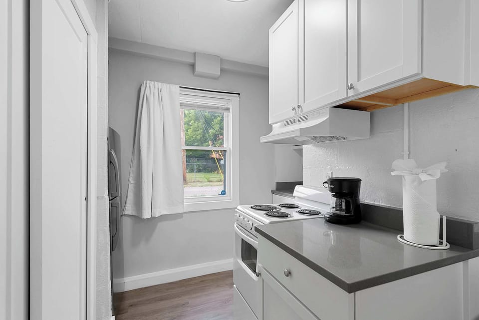 Studio, 1 Queen Bed, Patio, Garden View (Chic City Retreat 93D) | Private kitchen | Fridge, microwave, oven, stovetop