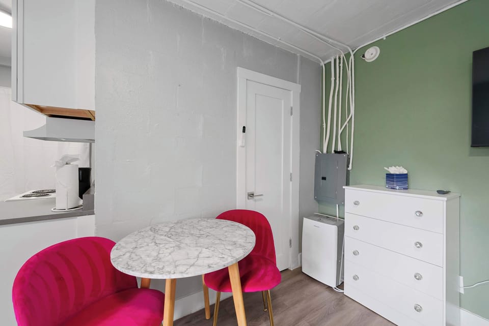 Studio, 1 Queen Bed, Patio, Garden View (Chic City Retreat 93D) | Dining
