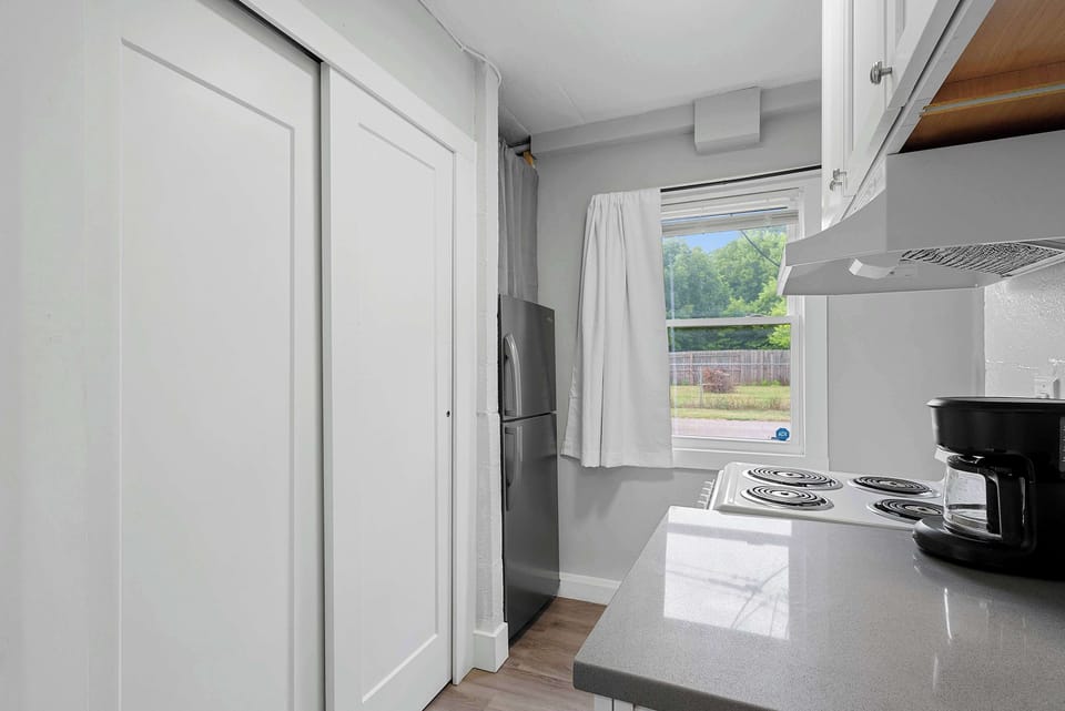 Studio, 1 Queen Bed, Patio, Garden View (Chic City Retreat 93D) | Private kitchen | Fridge, microwave, oven, stovetop