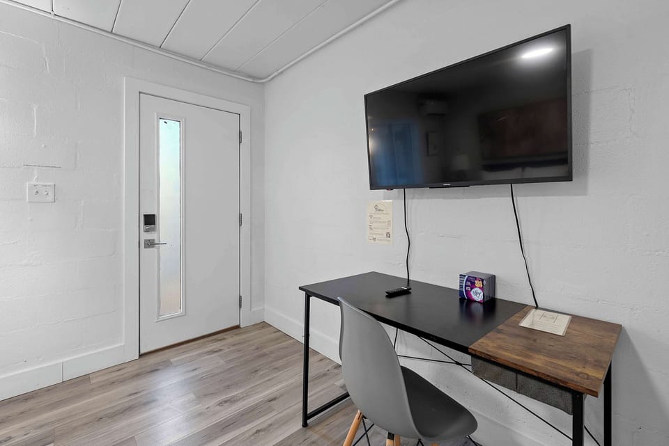 Studio, 1 Queen Bed, Patio, Garden View (Chic City Retreat 93E) | Interior