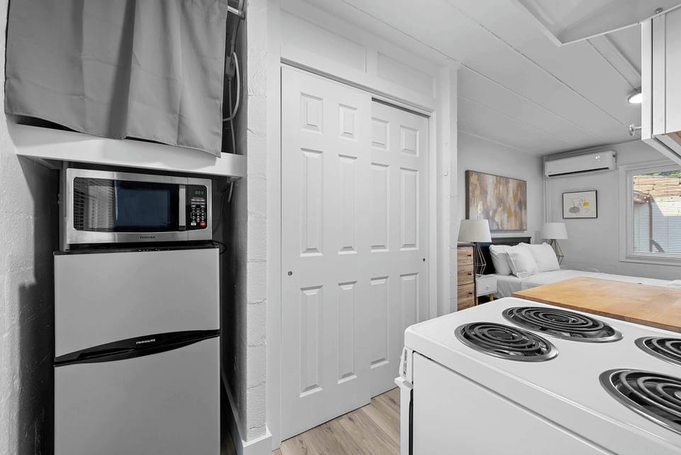 Studio, 1 Queen Bed, Patio, Garden View (Chic City Retreat 93E) | Interior