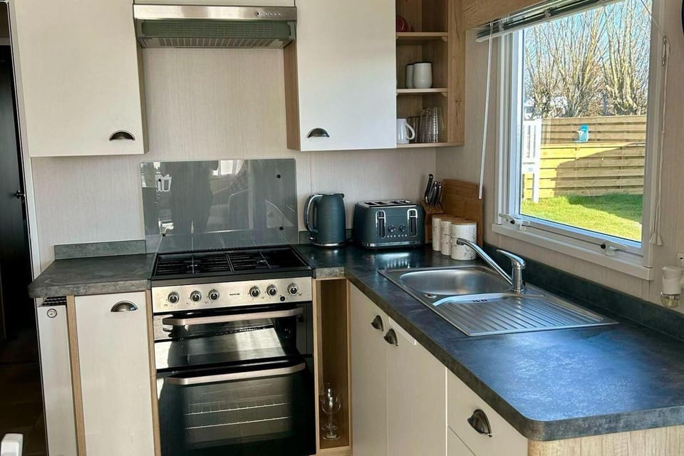 Cabin | Private kitchen | Fridge, microwave, oven, stovetop