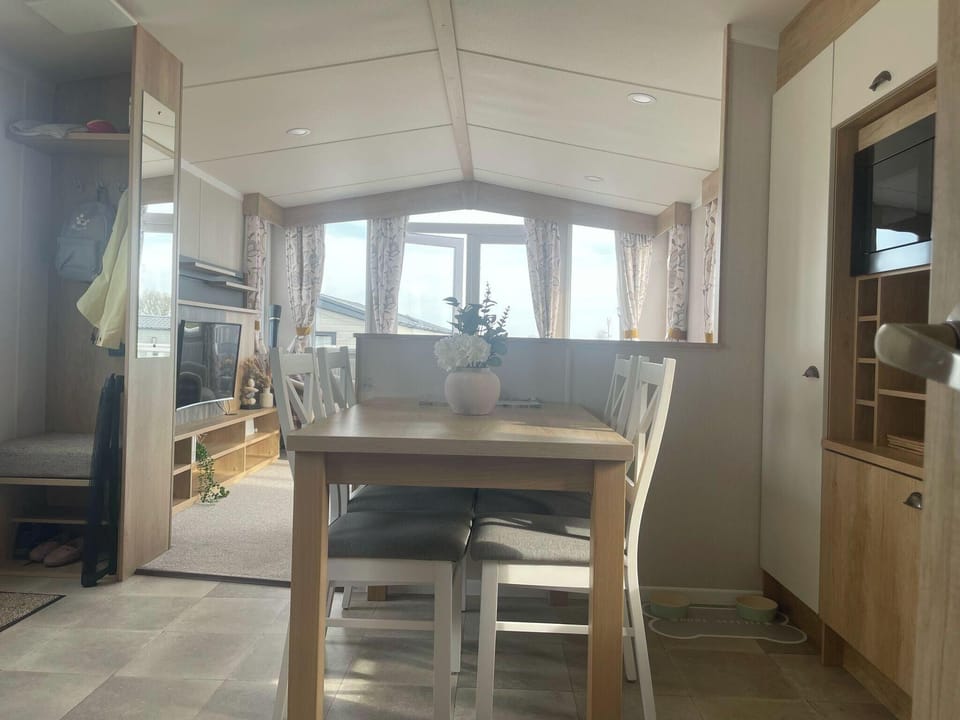 Cabin | Dining