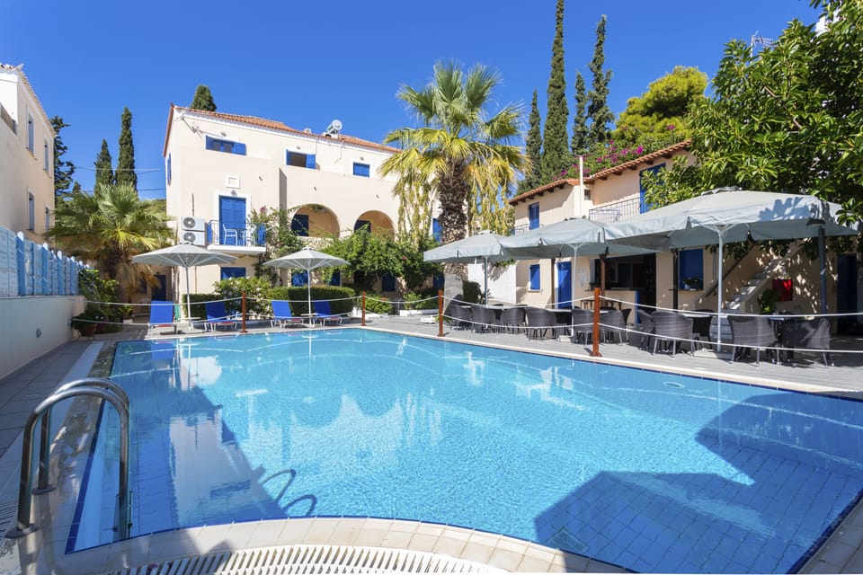 Pool views, serves breakfast and lunch