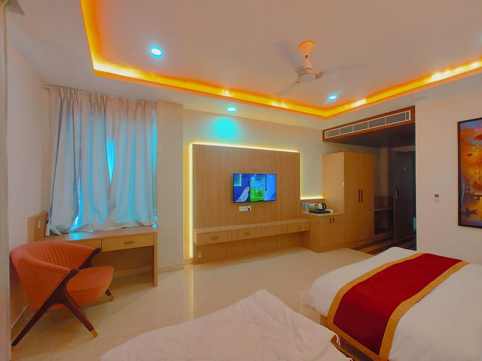 Luxury Triple Room | Desk, laptop workspace, iron/ironing board, free WiFi