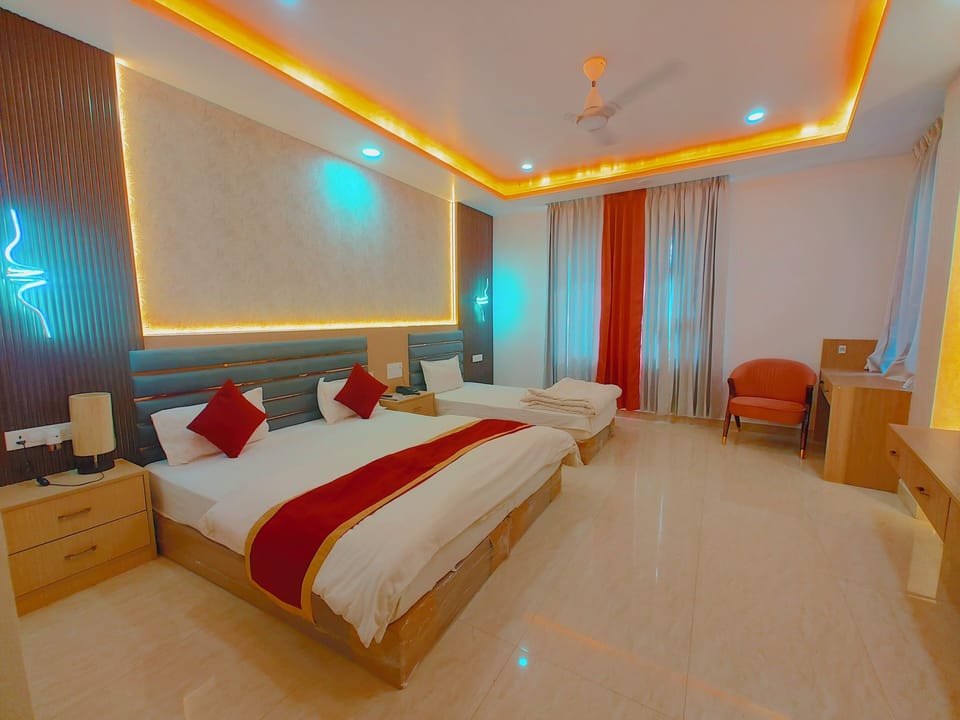 Luxury Triple Room | Desk, laptop workspace, iron/ironing board, free WiFi