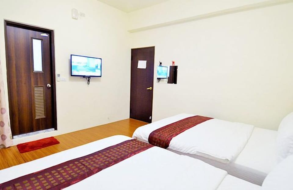 Standard Quadruple Room | Desk, rollaway beds, free WiFi