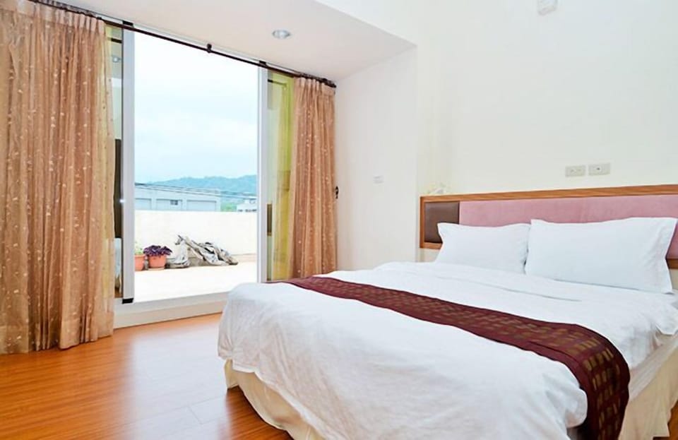 Desk, rollaway beds, free WiFi