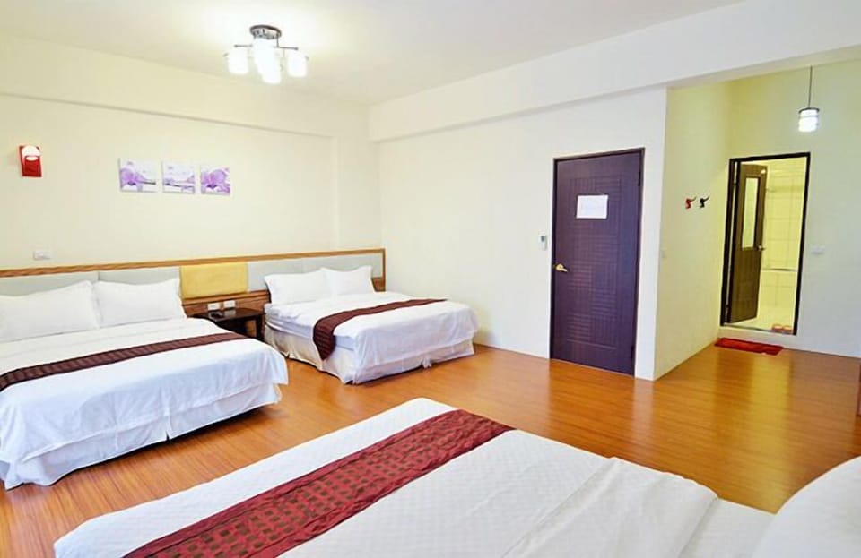 Family Room | Desk, rollaway beds, free WiFi