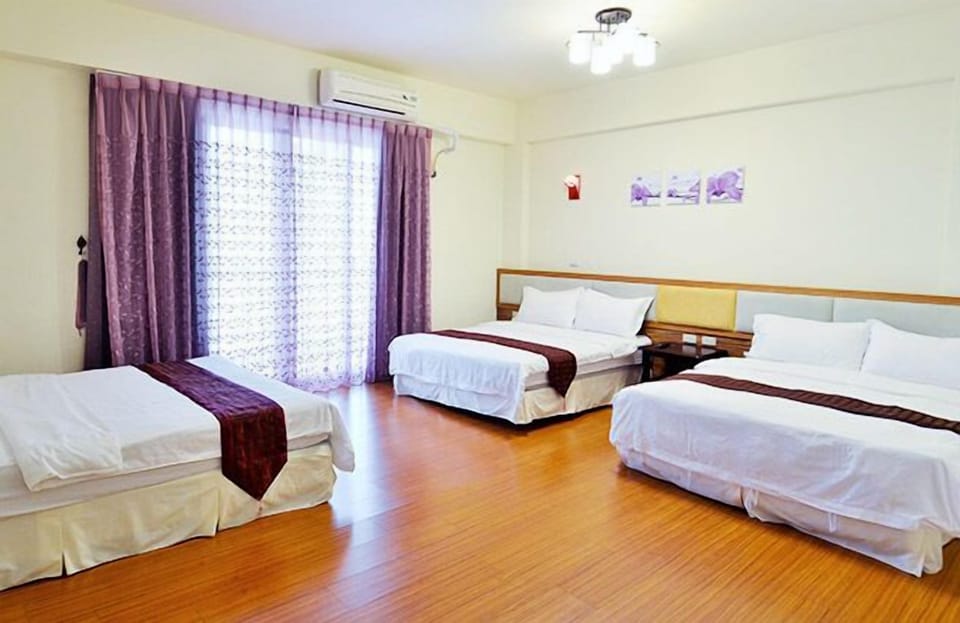 Family Room | Desk, rollaway beds, free WiFi