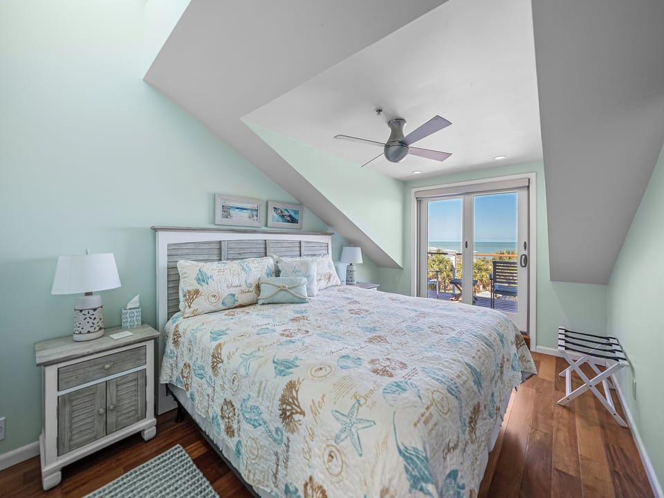 King bedroom first floor - Sea Turtle Cove