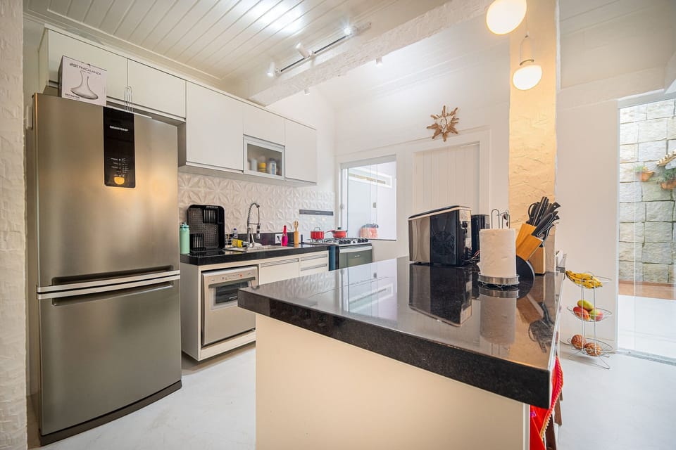 Deluxe House, 4 Bedrooms, Air conditioning | Private kitchen | Fridge, microwave, oven, stovetop
