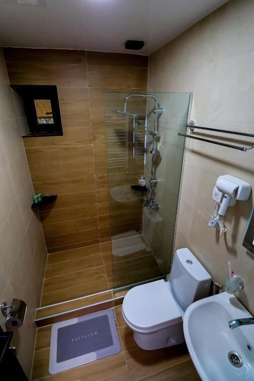 Deluxe Triple Room | Bathroom | Combined shower/tub, free toiletries, hair dryer, slippers