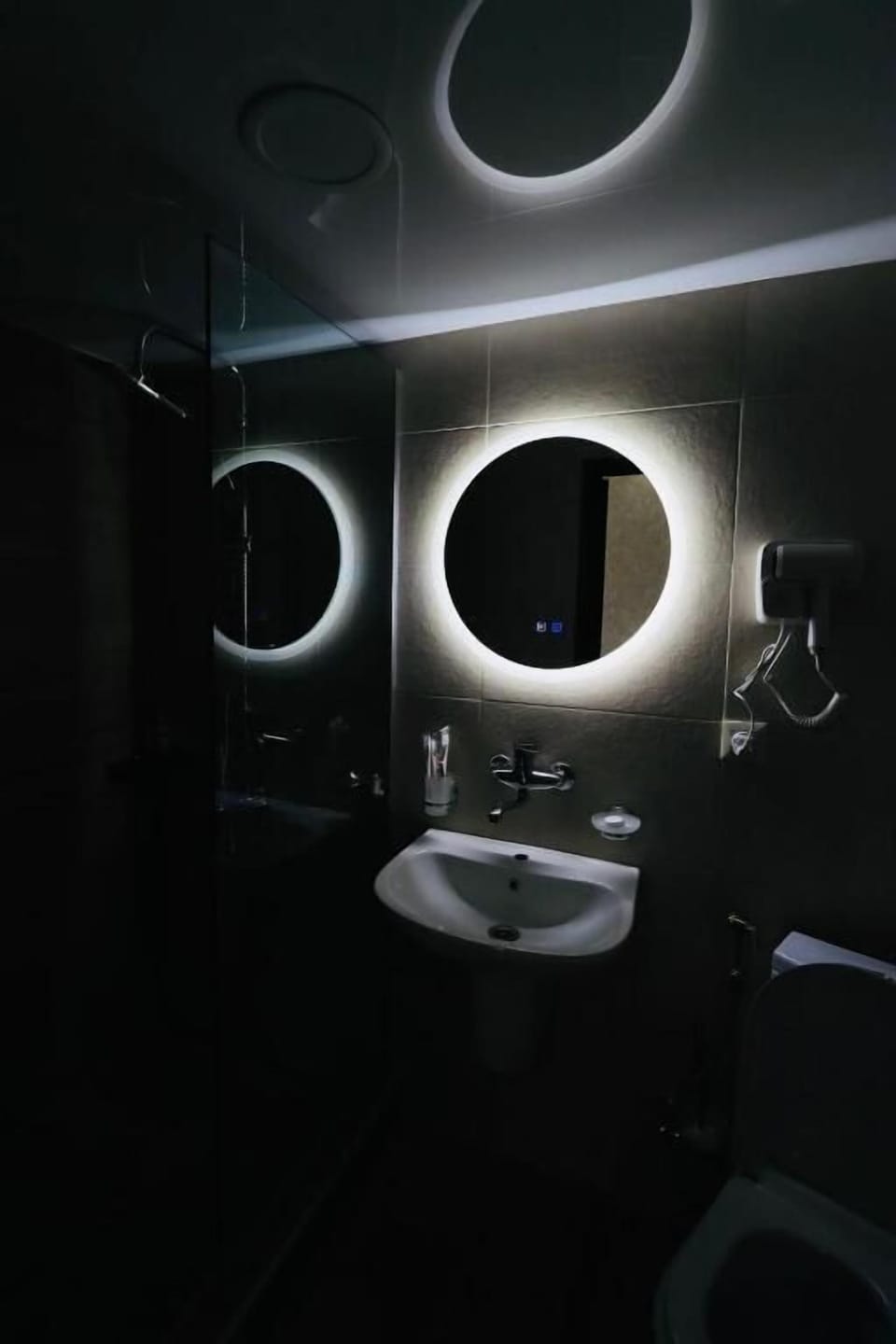 Deluxe Double Room | Bathroom | Combined shower/tub, free toiletries, hair dryer, slippers