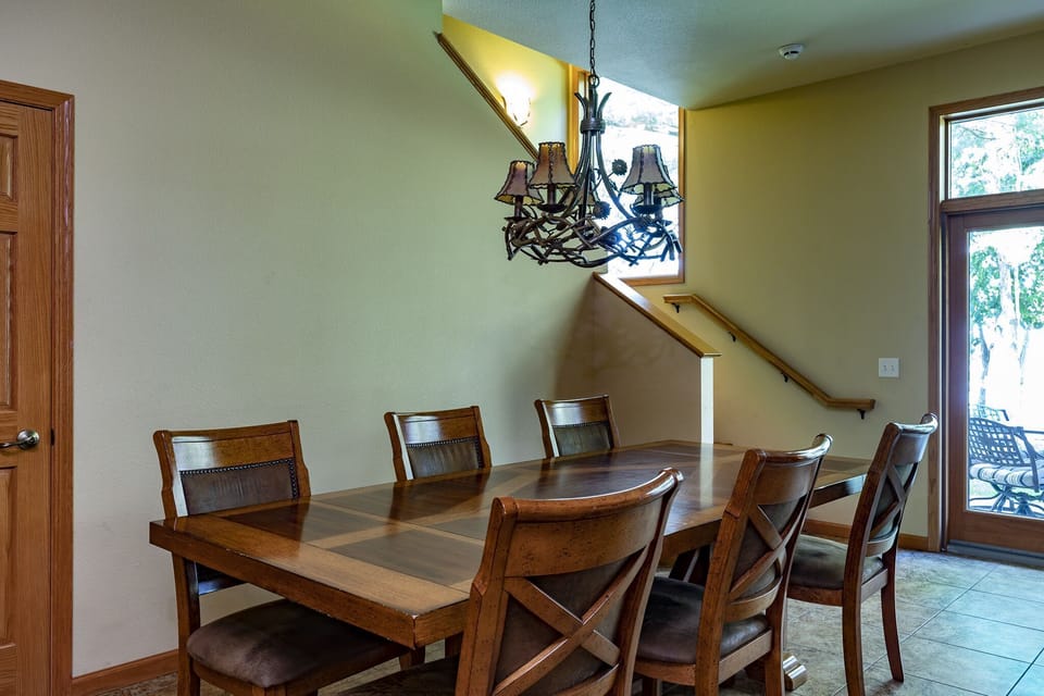 Dining area with nice View of Castle Rock Lake