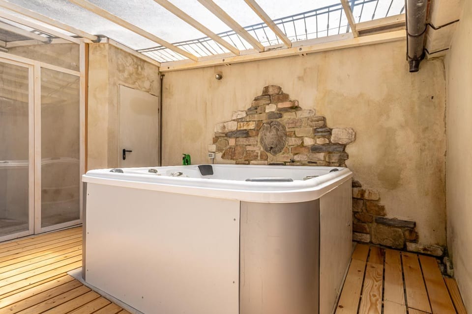 Indoor spa tub