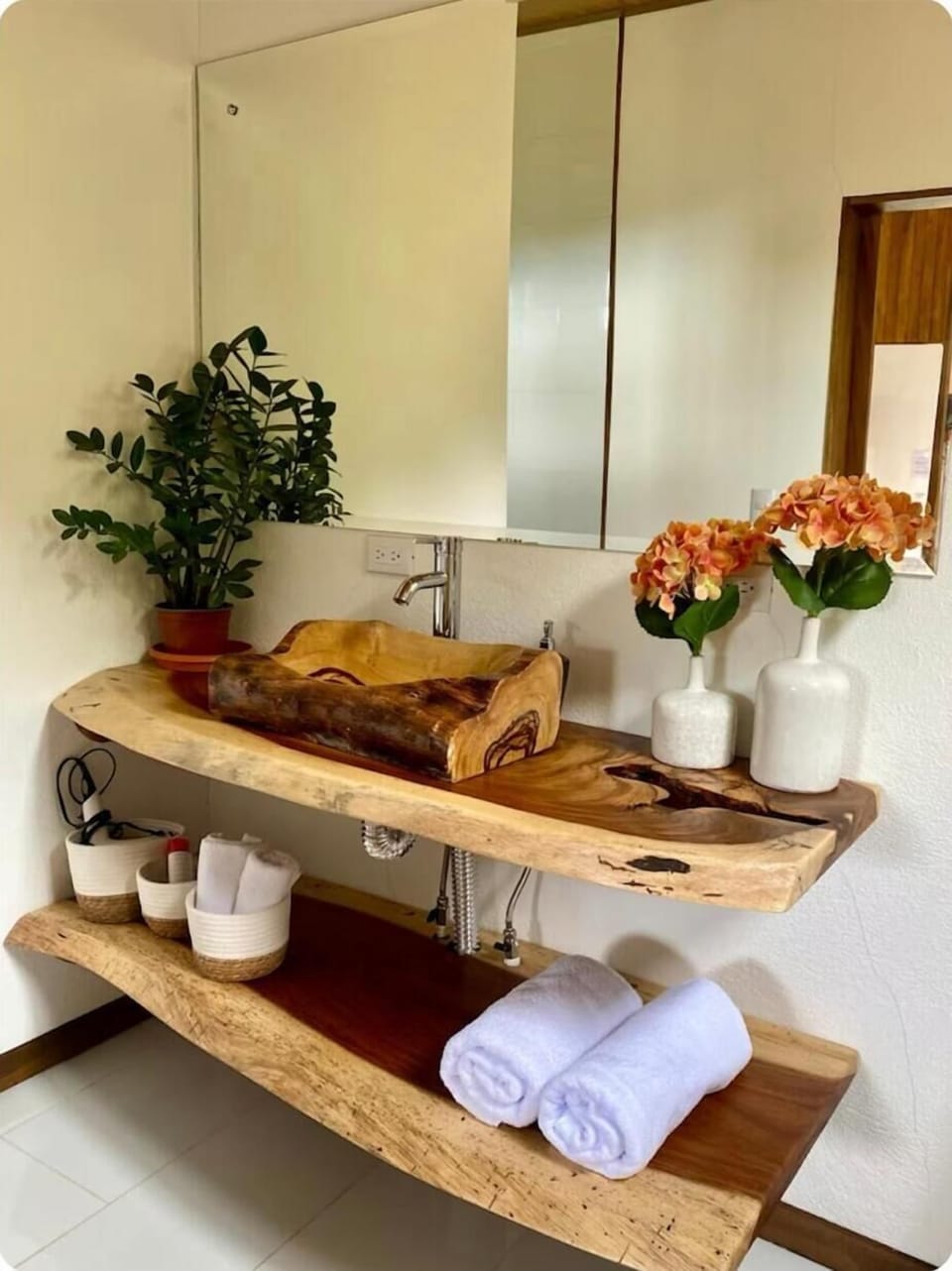 Deluxe Studio, Mountain View | Bathroom | Shower, free toiletries, hair dryer, towels
