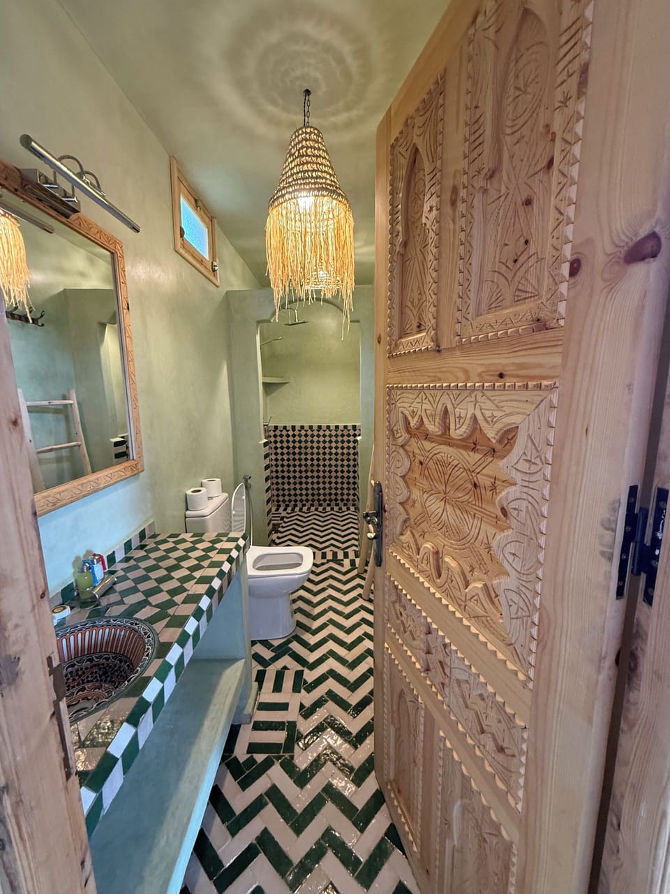 Deluxe Suite | Bathroom | Shower, hair dryer, slippers, towels