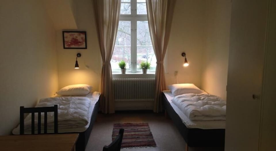 Twin Room (Linen/towel not included ) | WiFi (free)
