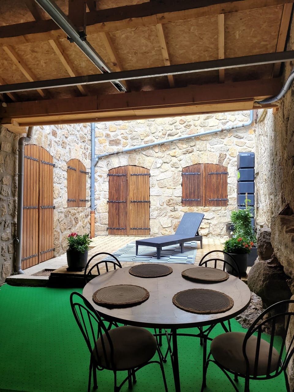 Outdoor dining