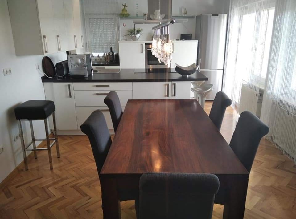 House (Five Bedroom Holiday Home with Terrac) | Dining room