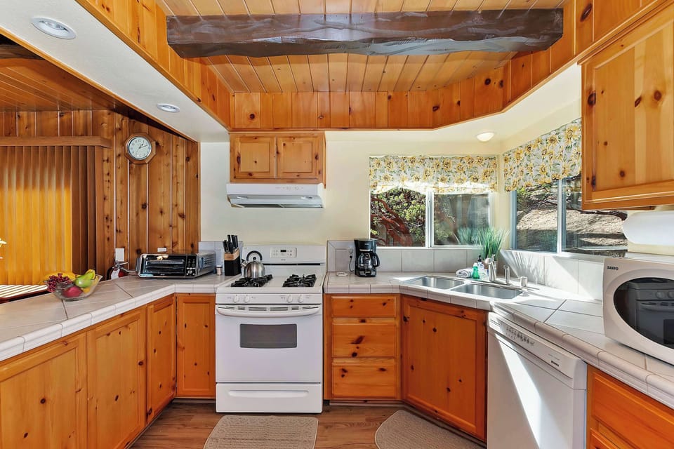 House, Multiple Beds, Patio (Acorn Acres) | Private kitchen | Fridge, microwave, oven, stovetop